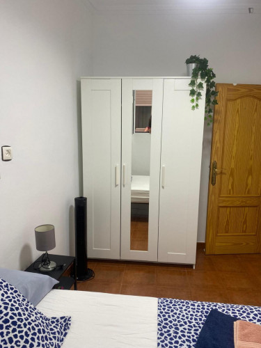 Single bedroom in 4 bedroom apartment
