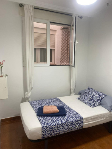 Single bedroom in 4 bedroom apartment