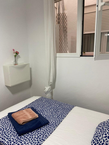 Single bedroom in 4 bedroom apartment