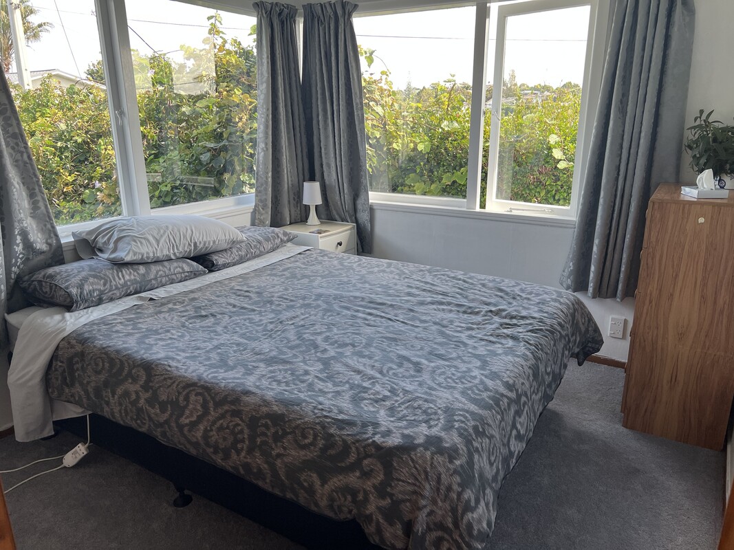  Spare Bedroom - 1 Queen Bed(Full Room)  -  Great location in the city of sails  - Gallery -  1