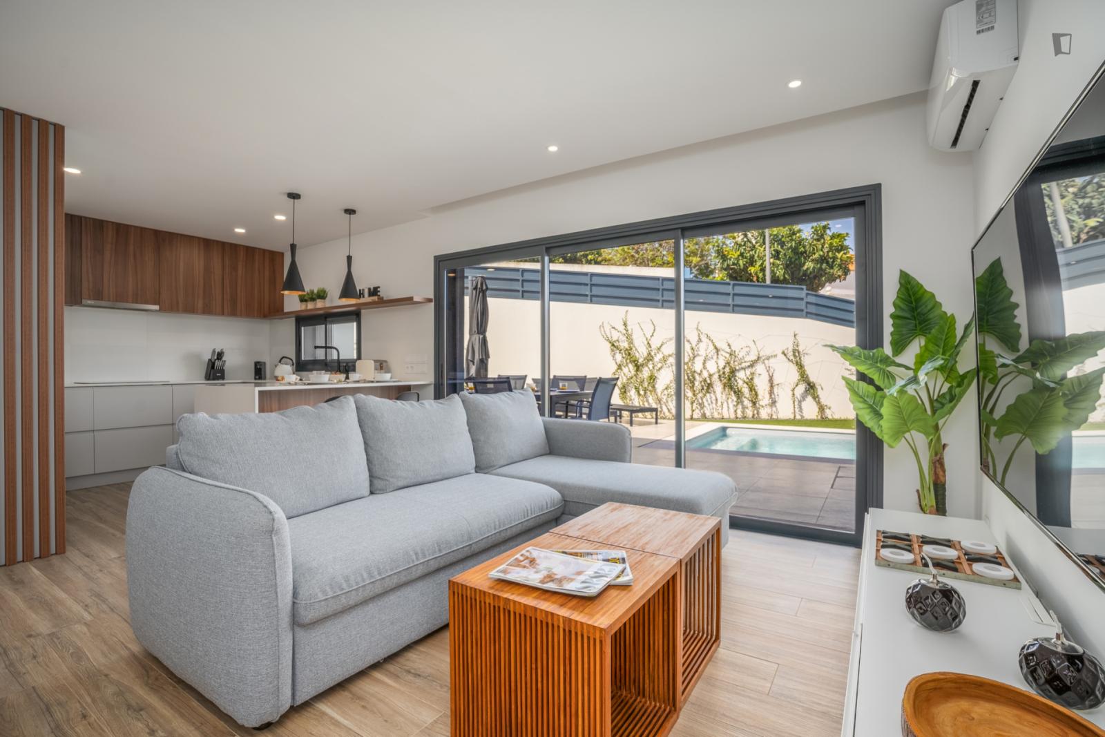 Superb 3-Bedroom House In Porches - 1