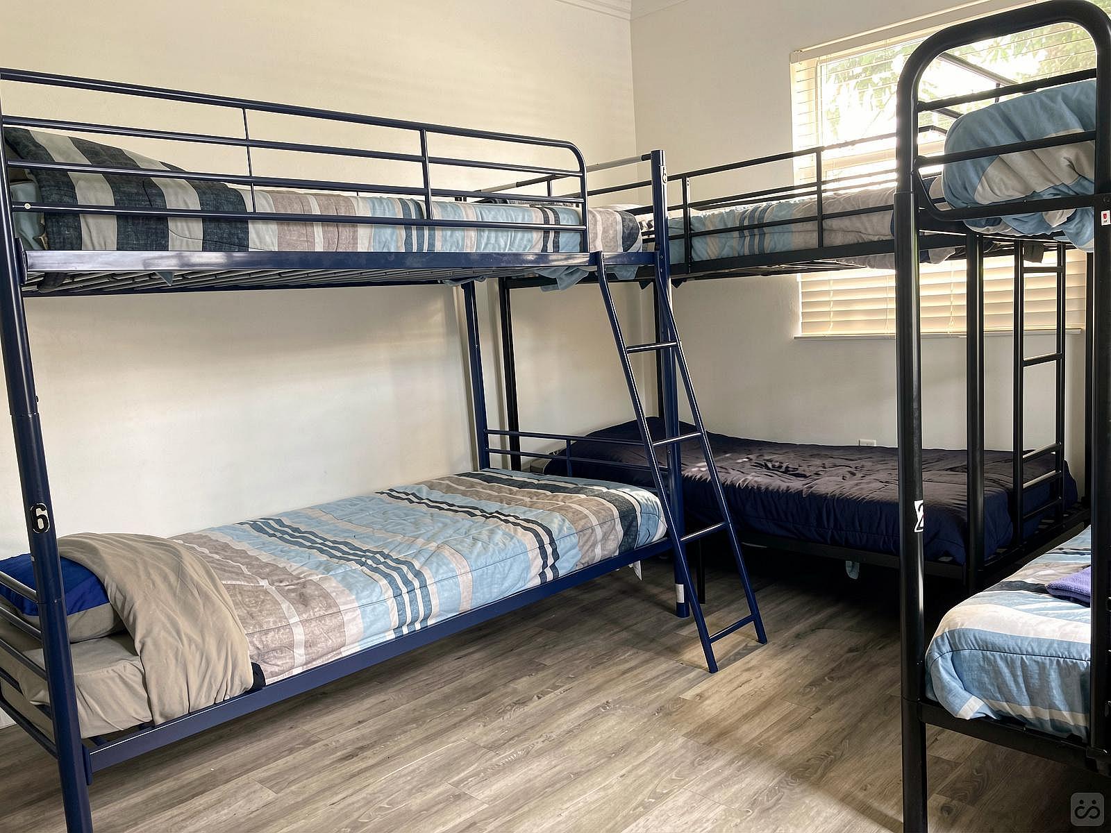  Bed In A 6-Bed Mixed Gender Room  -  Spacious House w/ relaxing neighborhood nearby  West Buena Vista Park  - Gallery -  4