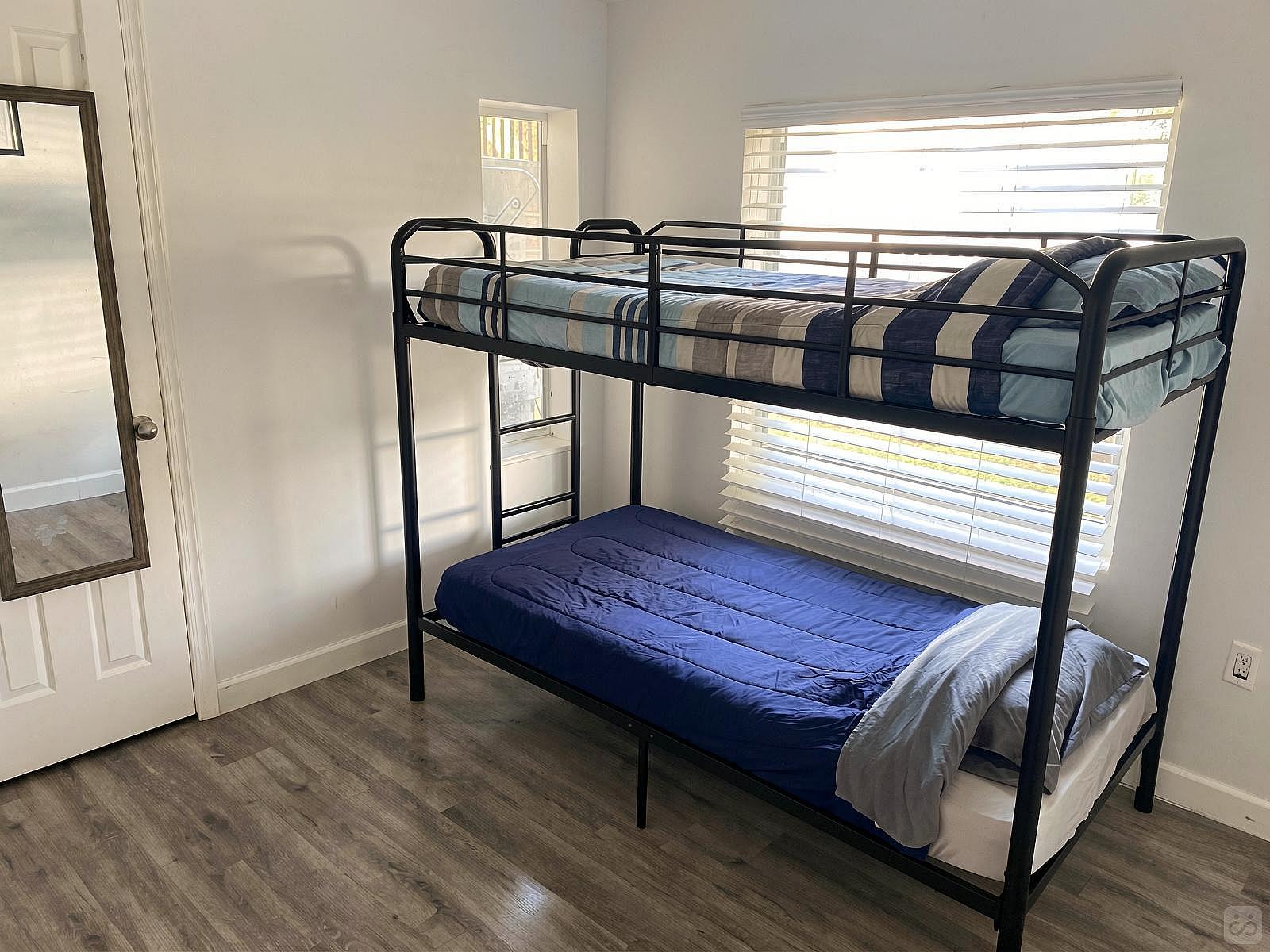 Bed In A 6-Bed Mixed Gender Room - Spacious House w/ relaxing neighborhood nearby West Buena Vista Park - Gallery - 6