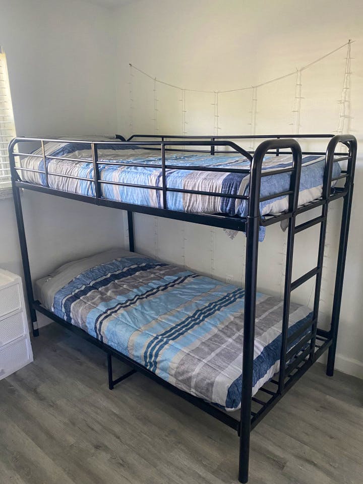 Bed In A 4-Bed Mixed Gender Room - Spacious w/ relaxing neighborhood nearby West Buena Vista Park House - Gallery - 2
