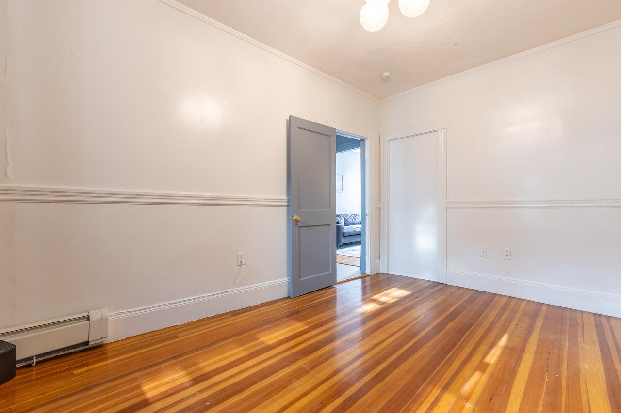 #369: North End - Queen Bedroom A - 10