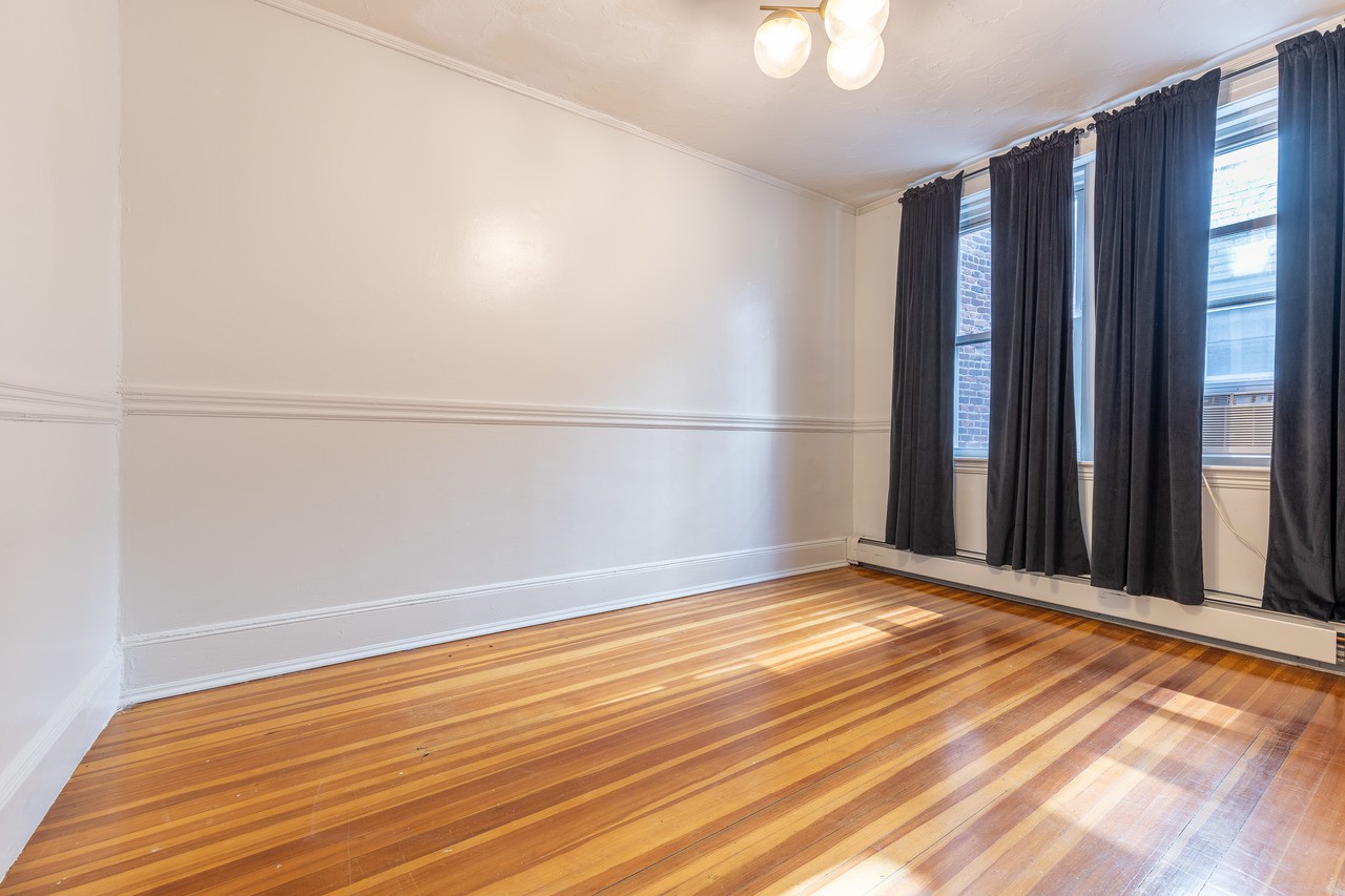 #369: North End - Queen Bedroom A - 9