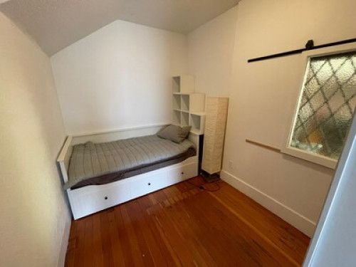 Comfy room in clean 2 bed apartment  - Gallery -  5