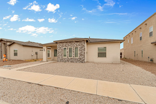 Spacious House w/ relaxing view nearby Tres Sueños Park