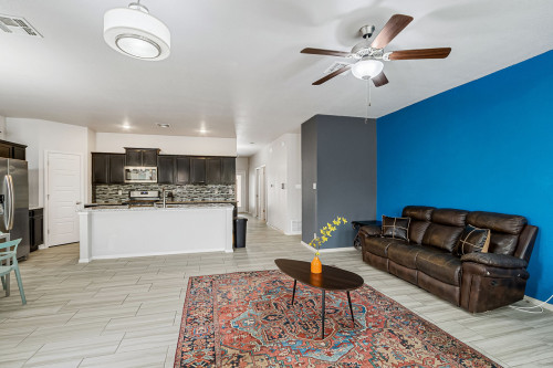 Spacious House w/ relaxing view nearby Tres Sueños Park