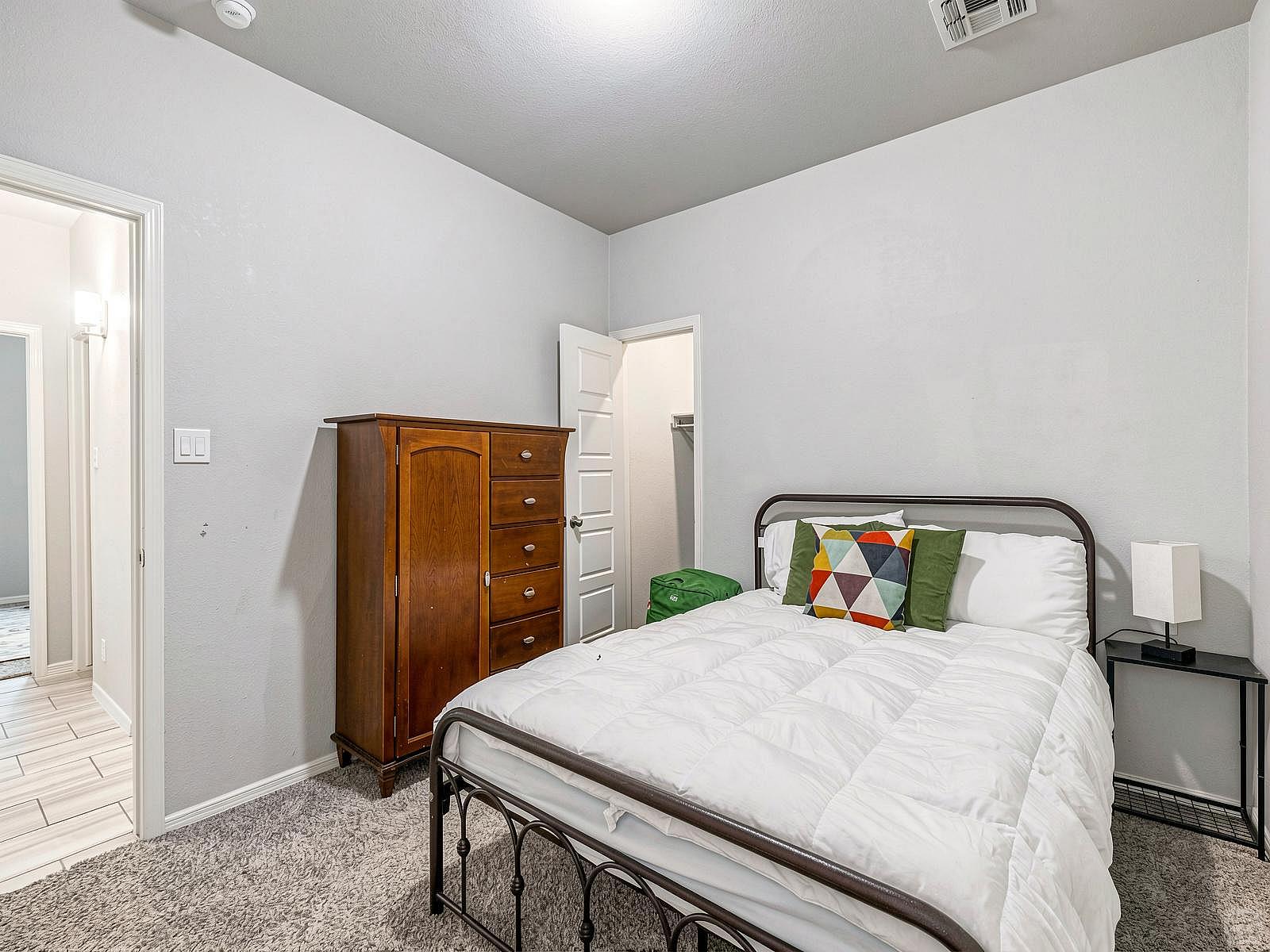 Private King Bedroom - Spacious House w/ relaxing view nearby Tres Sueños Park - Gallery - 1