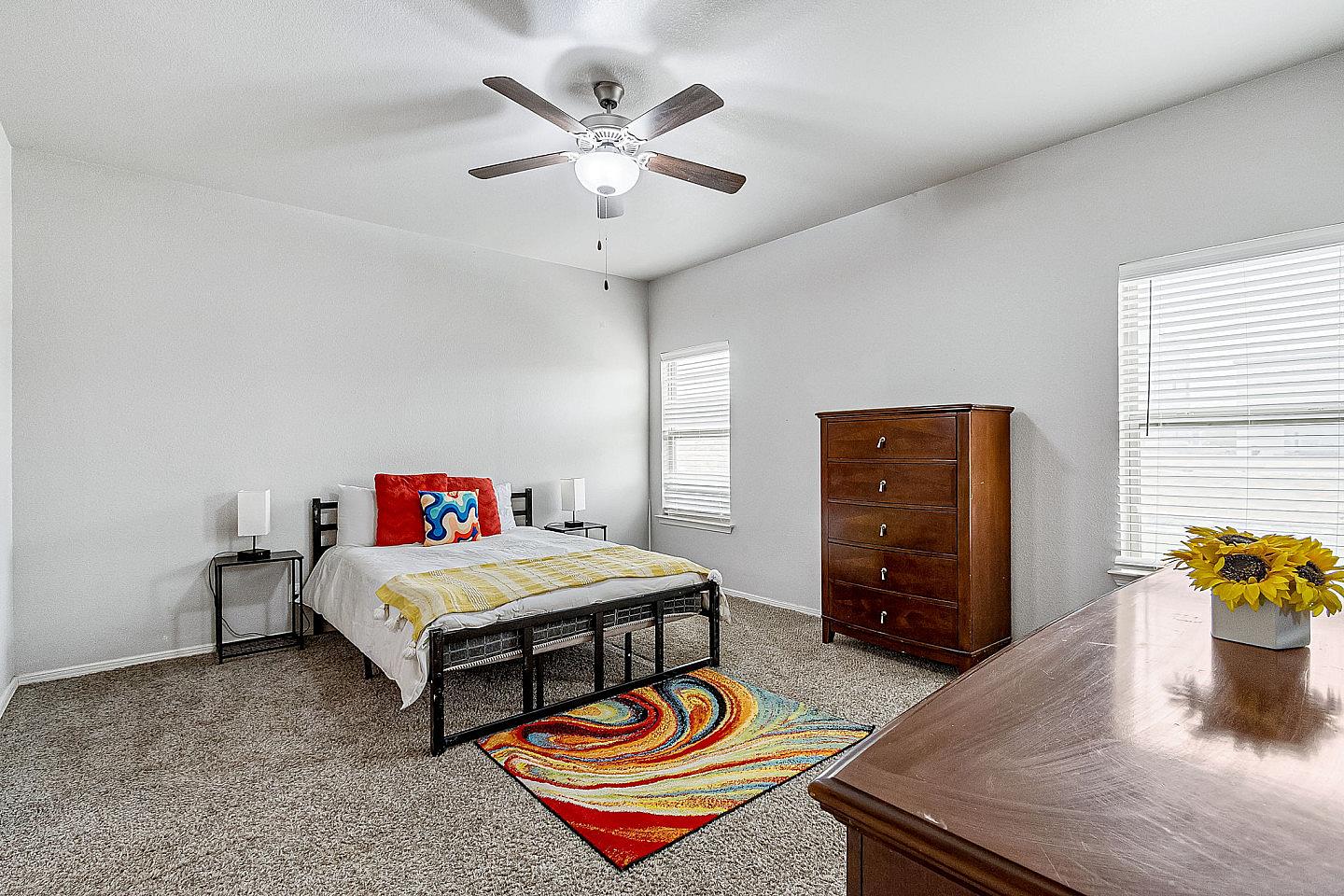 Private King Bedroom - Spacious House w/ relaxing view nearby Tres Sueños Park - Gallery - 8
