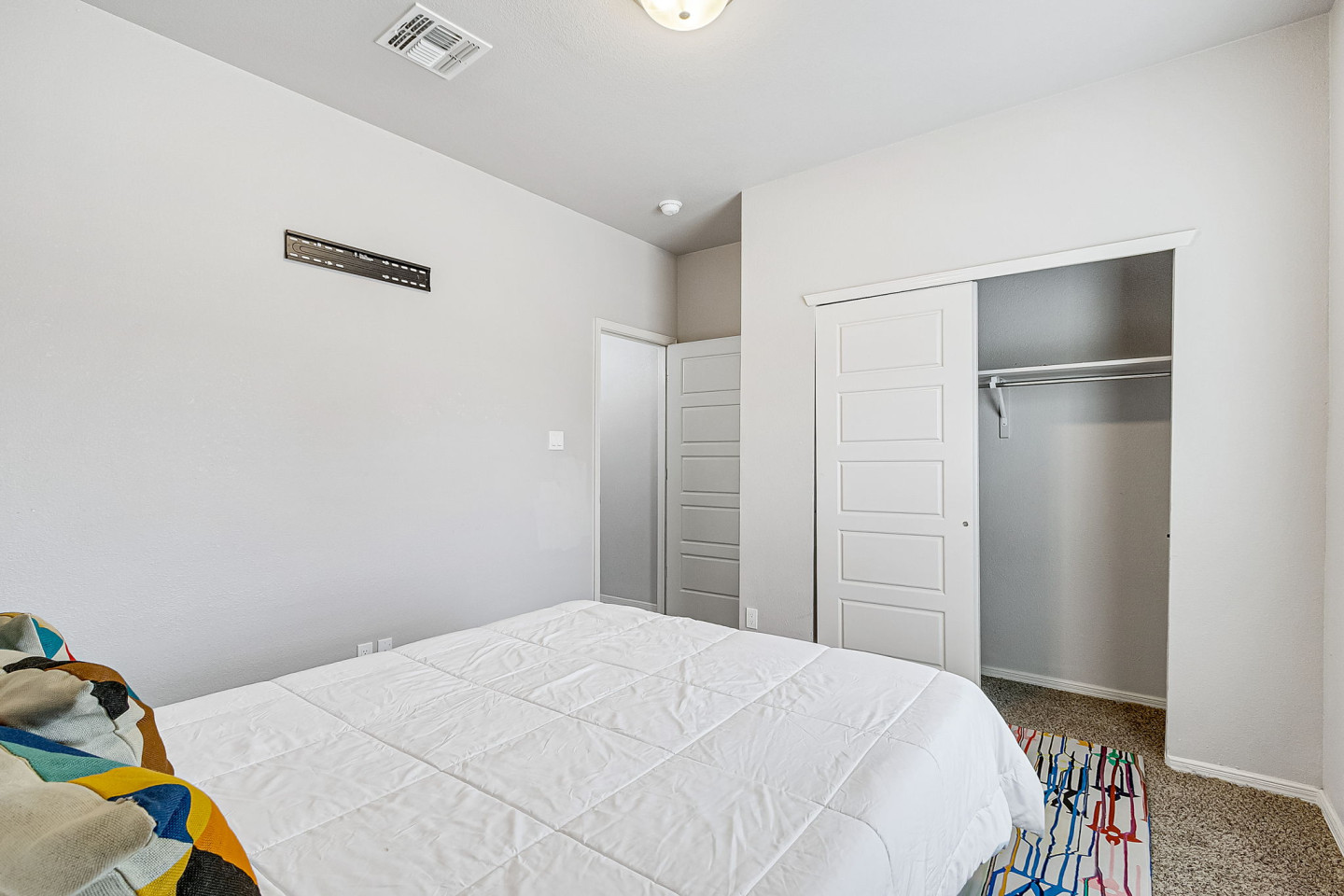 Private King Bedroom - Spacious House w/ relaxing view nearby Tres Sueños Park - Gallery - 12