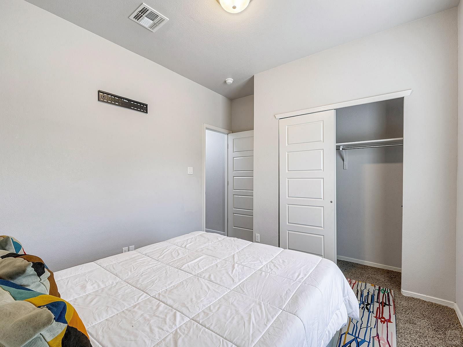 Private King Bedroom - Spacious House w/ relaxing view nearby Tres Sueños Park - Gallery - 3