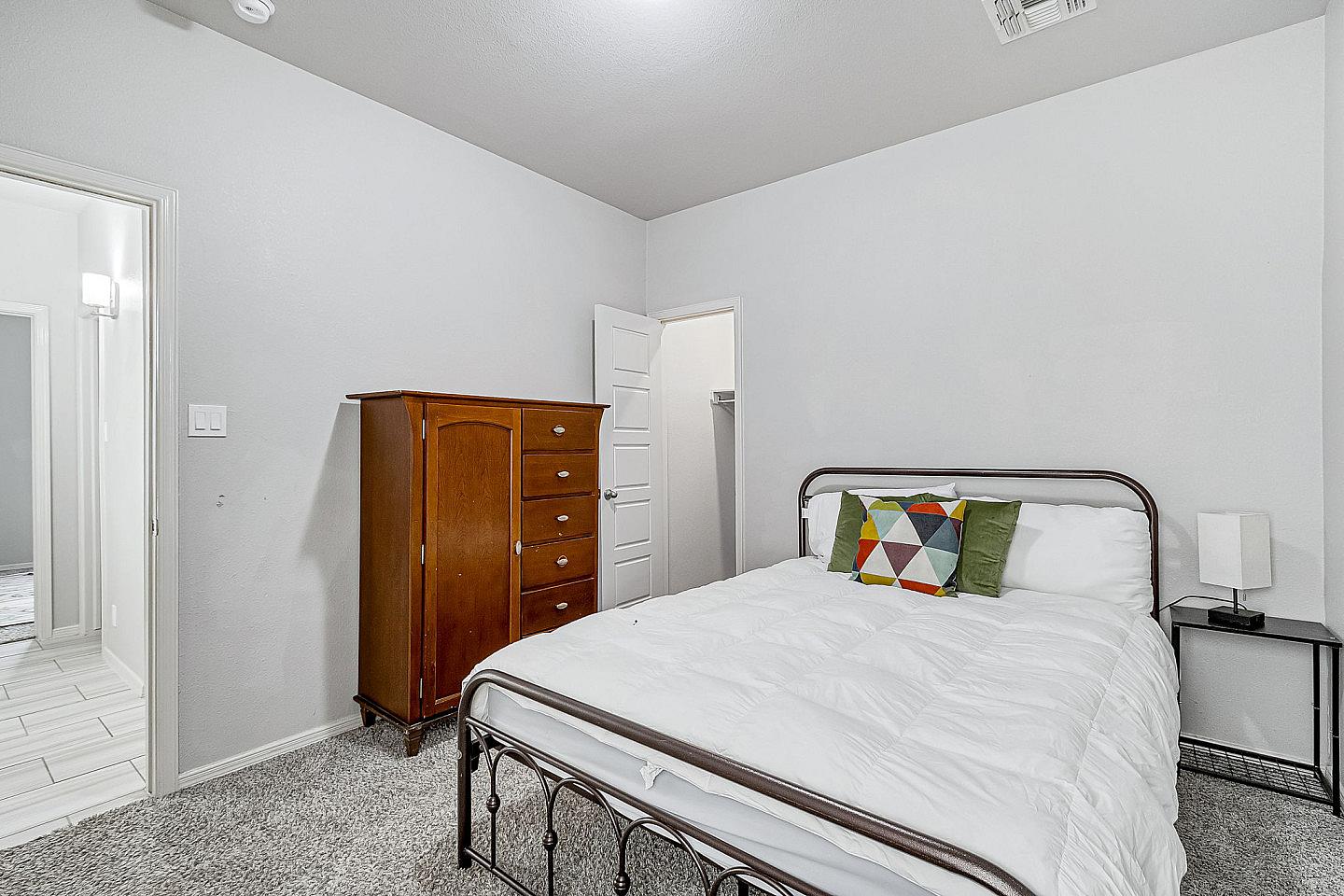 Private King Bedroom - Spacious House w/ relaxing view nearby Tres Sueños Park - Gallery - 7