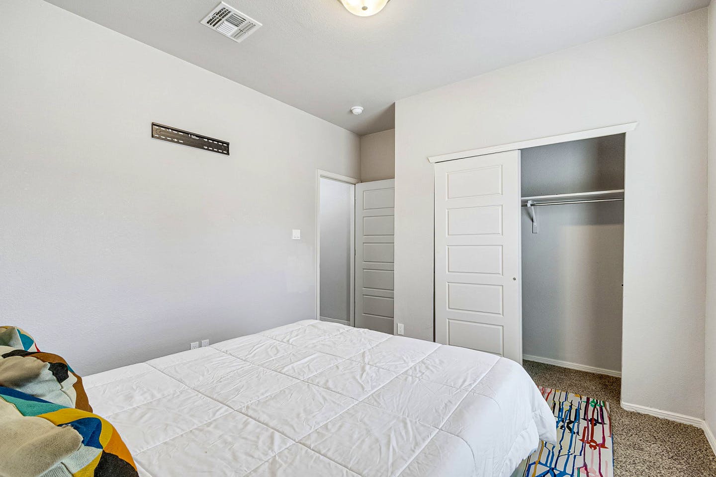 Private King Bedroom - Spacious House w/ relaxing view nearby Tres Sueños Park - Gallery - 15