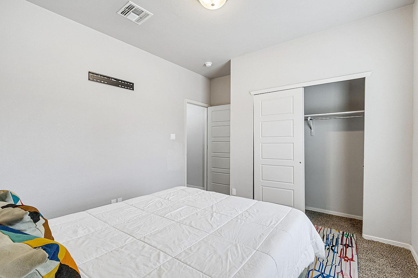 Private King Bedroom - Spacious House w/ relaxing view nearby Tres Sueños Park - Gallery - 9