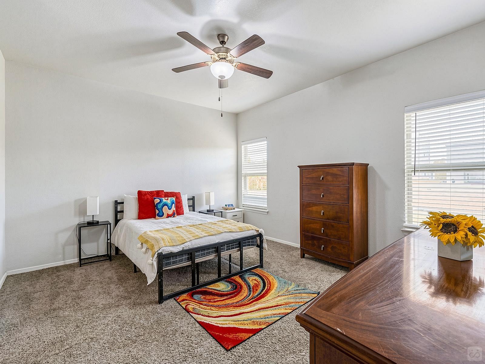 Private King Bedroom - Spacious House w/ relaxing view nearby Tres Sueños Park - Gallery - 2