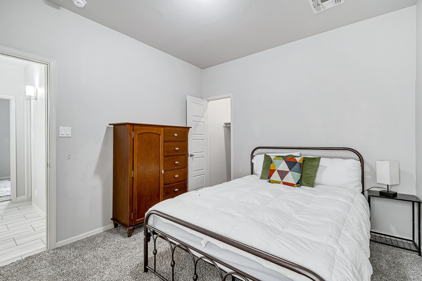 Private King Bedroom - Spacious House w/ relaxing view nearby Tres Sueños Park - Gallery - 13