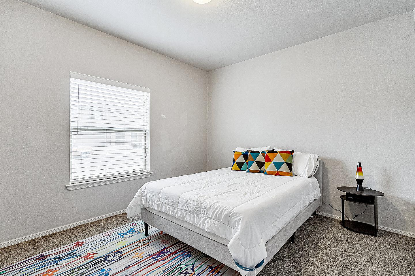 Private Queen Bedroom - Spacious House w/ relaxing view nearby Tres Sueños Park - Gallery - 2
