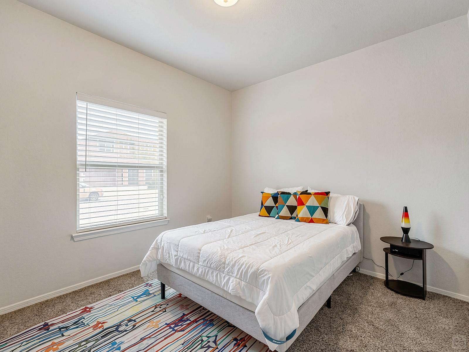 Private Queen Bedroom - Spacious House w/ relaxing view nearby Tres Sueños Park - Gallery - 1