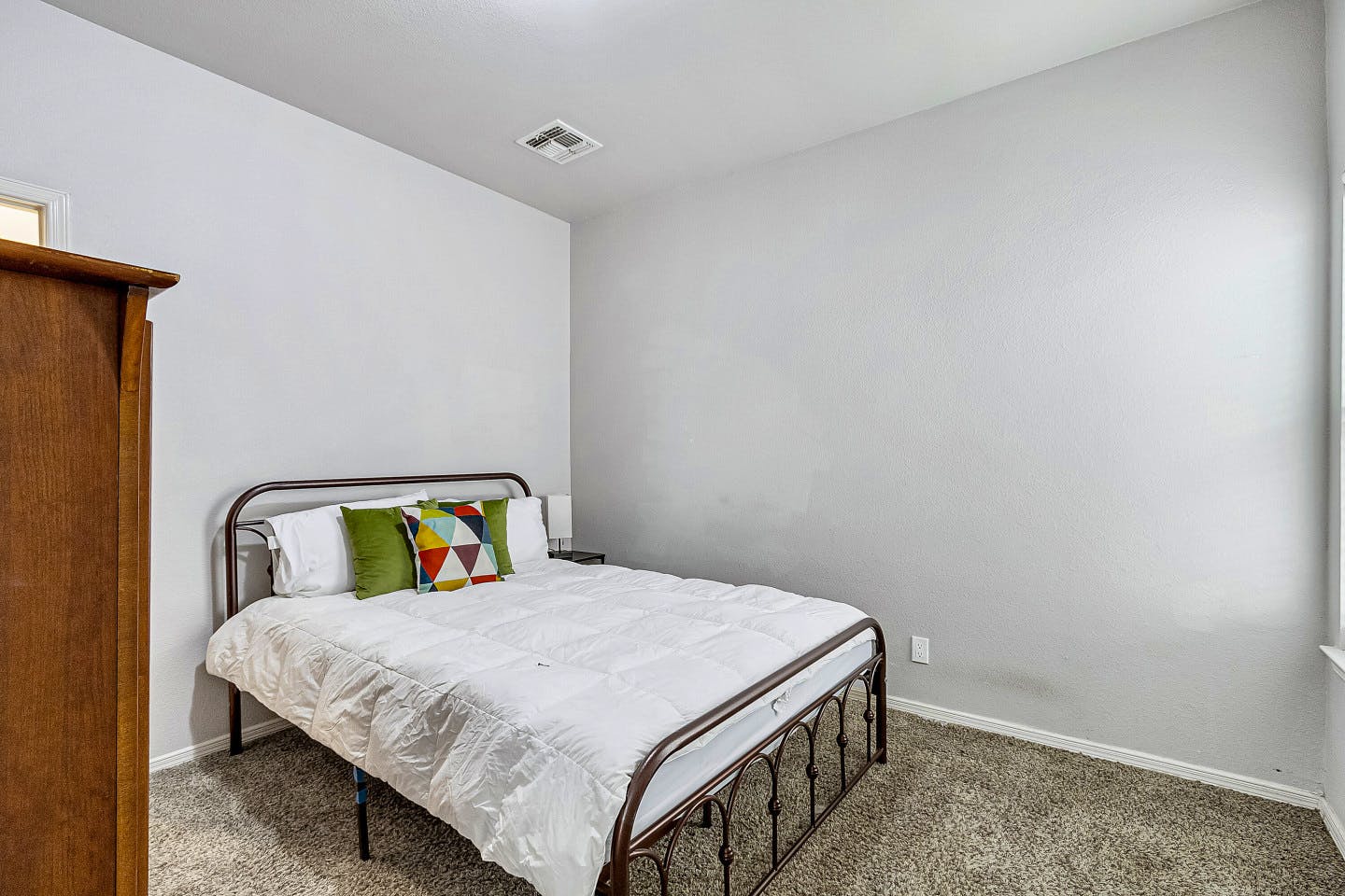 Private Queen Bedroom II - Spacious House w/ relaxing view nearby Tres Sueños Park - Gallery - 5