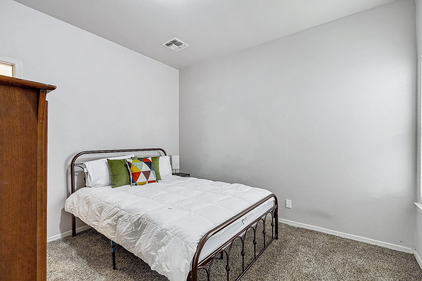 Private Queen Bedroom II - Spacious House w/ relaxing view nearby Tres Sueños Park - Gallery - 3