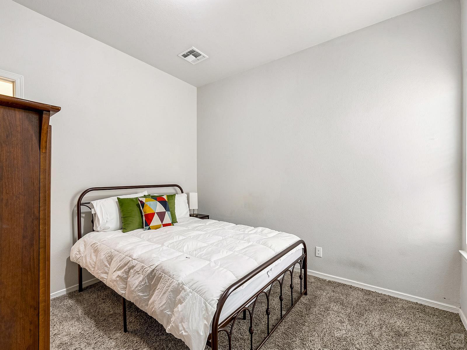 Private Queen Bedroom II - Spacious House w/ relaxing view nearby Tres Sueños Park - Gallery - 1