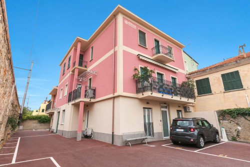 Merlo E -Center & Private Parking