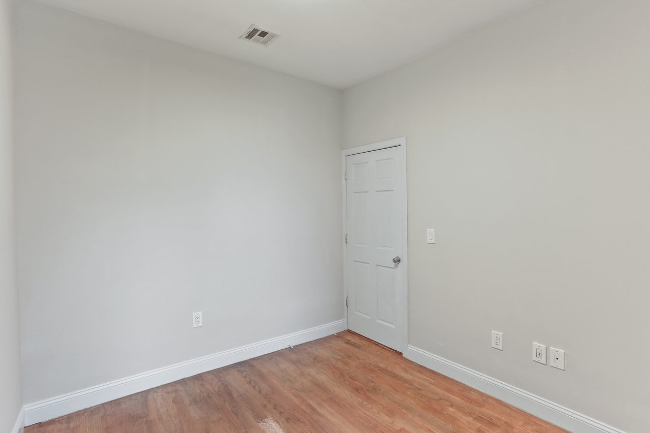  #960: Crown Heights - Full Bedroom C  -  #960: Crown Heights  - Gallery -  5