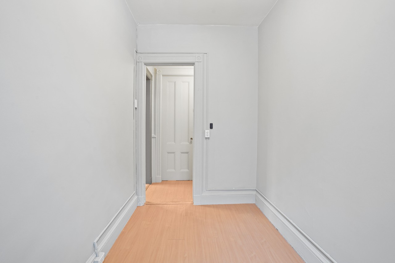  #386: Hell's Kitchen - Twin Bedroom 2D  -  #386: Hell's Kitchen  - Gallery -  4