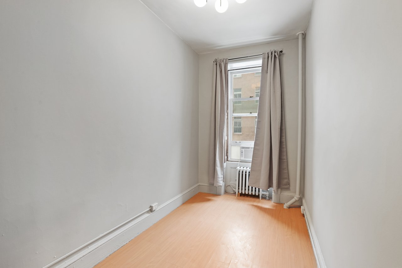 #386: Hell's Kitchen - Twin Bedroom 2D - #386: Hell's Kitchen - Gallery - 1