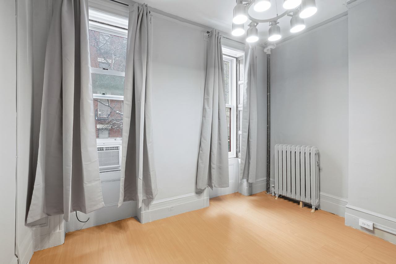  #386: Hell's Kitchen - Queen Bedroom 2A  -  #386: Hell's Kitchen  - Gallery -  2