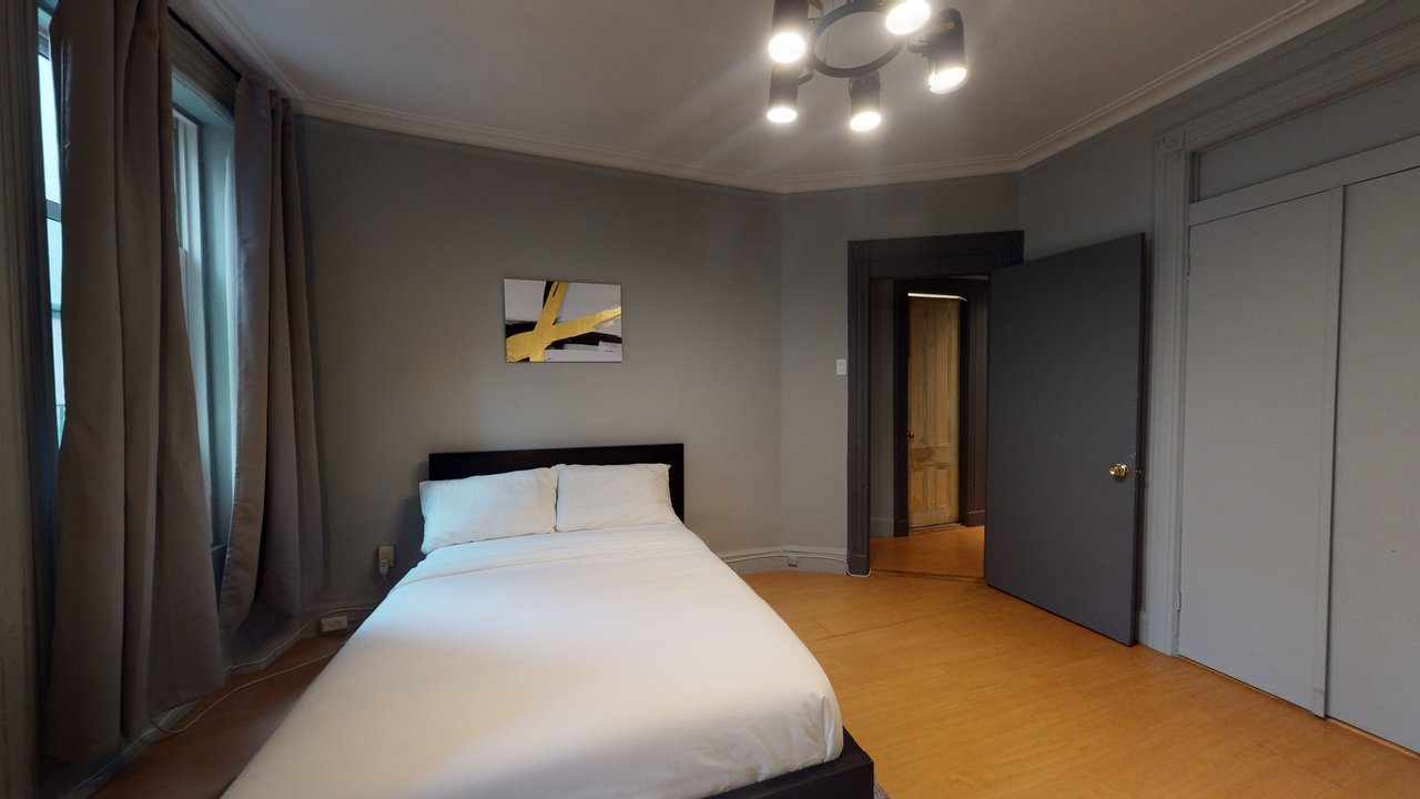 #386: Hell's Kitchen - Queen Bedroom 2A - #386: Hell's Kitchen - Gallery - 4