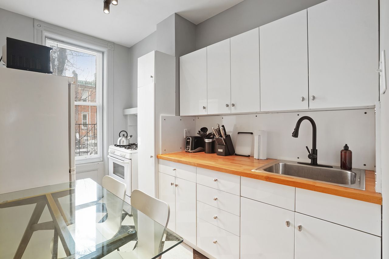  #386: Hell's Kitchen - Twin Bedroom 2B  -  #386: Hell's Kitchen  - Gallery -  8