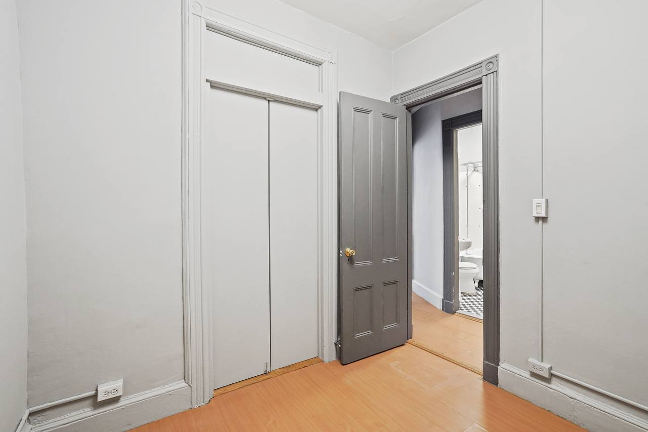 #386: Hell's Kitchen - Twin Bedroom 2B - #386: Hell's Kitchen - Gallery - 4