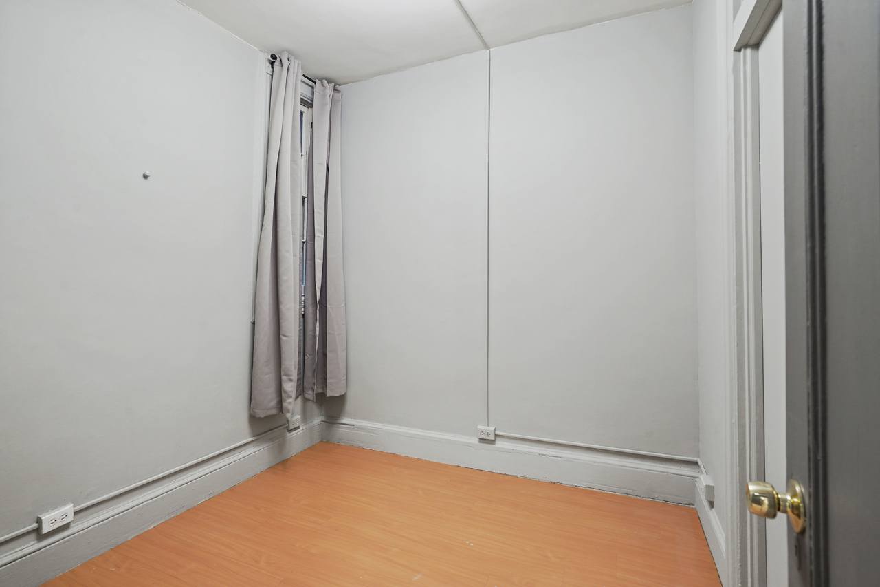 #386: Hell's Kitchen - Twin Bedroom 2B - #386: Hell's Kitchen - Gallery - 2