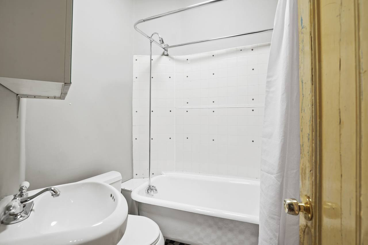 #386: Hell's Kitchen - Twin Bedroom 2B - #386: Hell's Kitchen - Gallery - 9