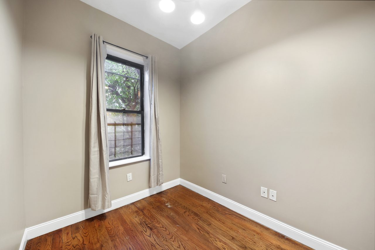 #956: Crown Heights - Queen Bedroom D - #956: Crown Heights - Gallery - 3