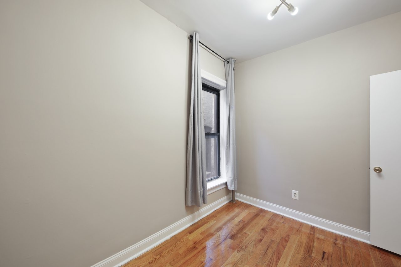 #805: Prospect Heights - Queen Bedroom C - 4