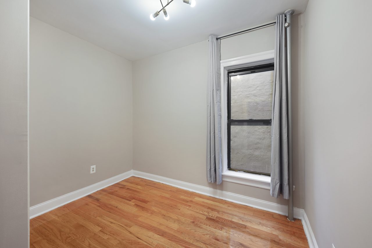 #805: Prospect Heights - Queen Bedroom C - 3