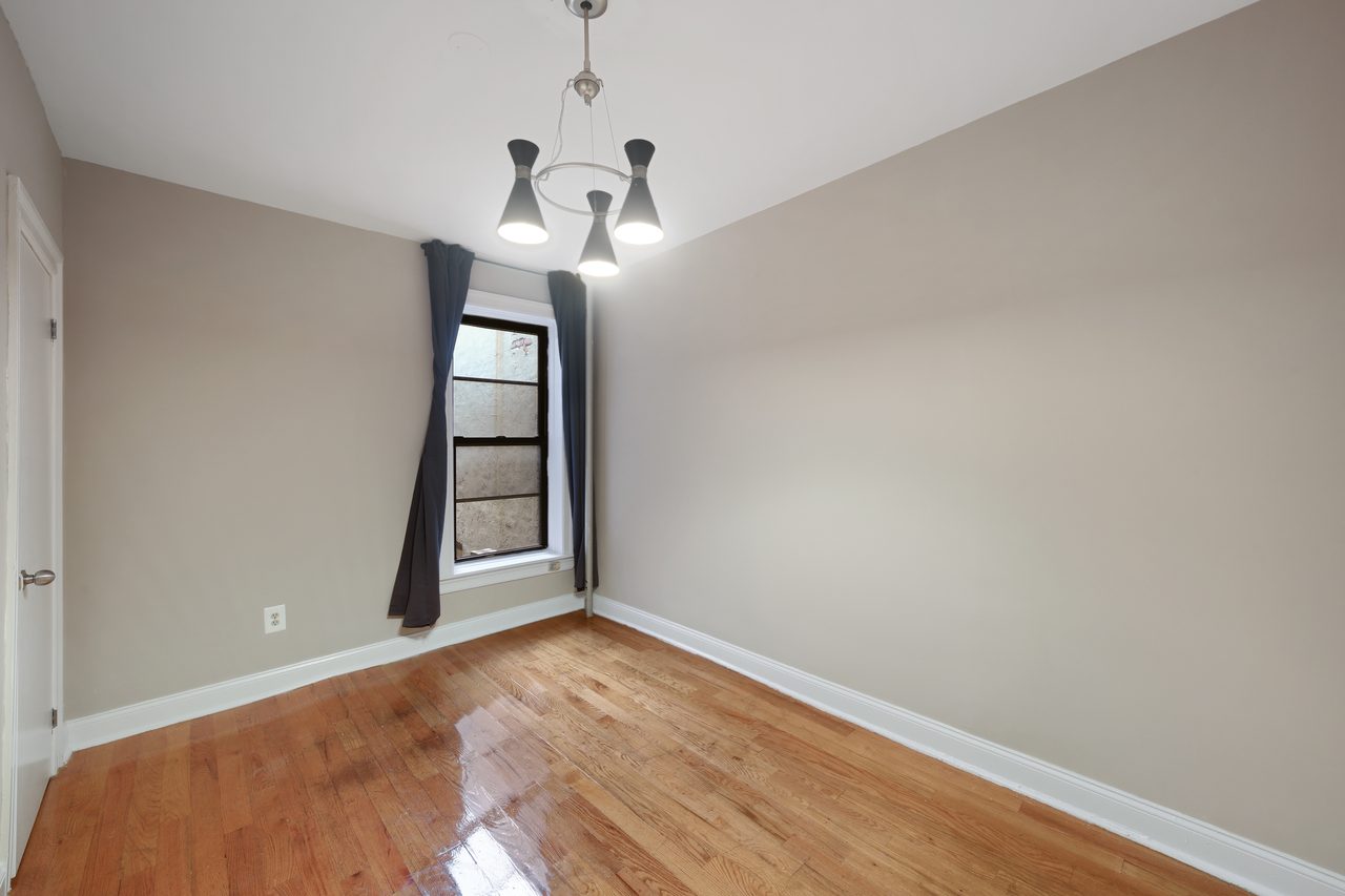 #805: Prospect Heights - Queen Bedroom B - 3