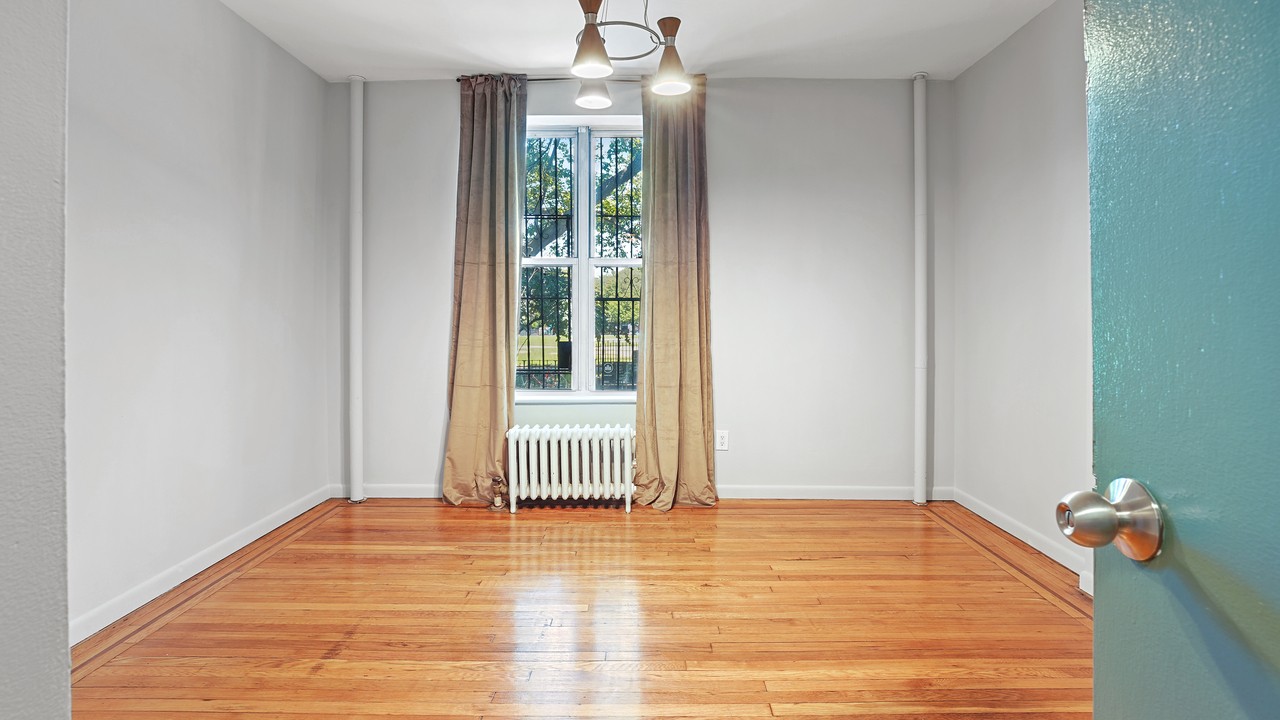  #454: East Williamsburg - Queen Bedroom A  -  #454: East Williamsburg  - Gallery -  18