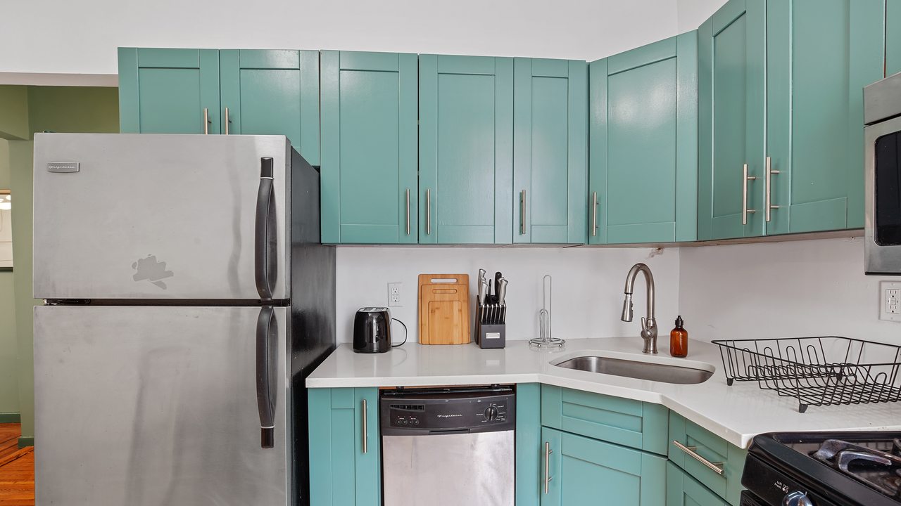  #454: East Williamsburg - Queen Bedroom A  -  #454: East Williamsburg  - Gallery -  5