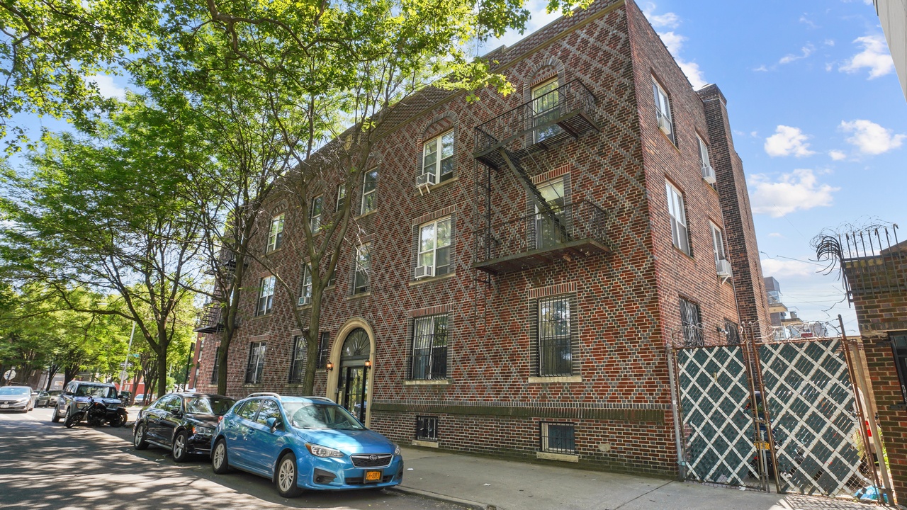 #454: East Williamsburg - Queen Bedroom A - #454: East Williamsburg - Gallery - 2