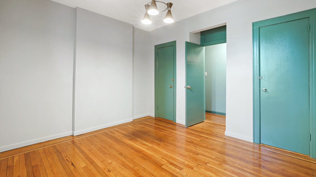  #454: East Williamsburg - Queen Bedroom A  -  #454: East Williamsburg  - Gallery -  15