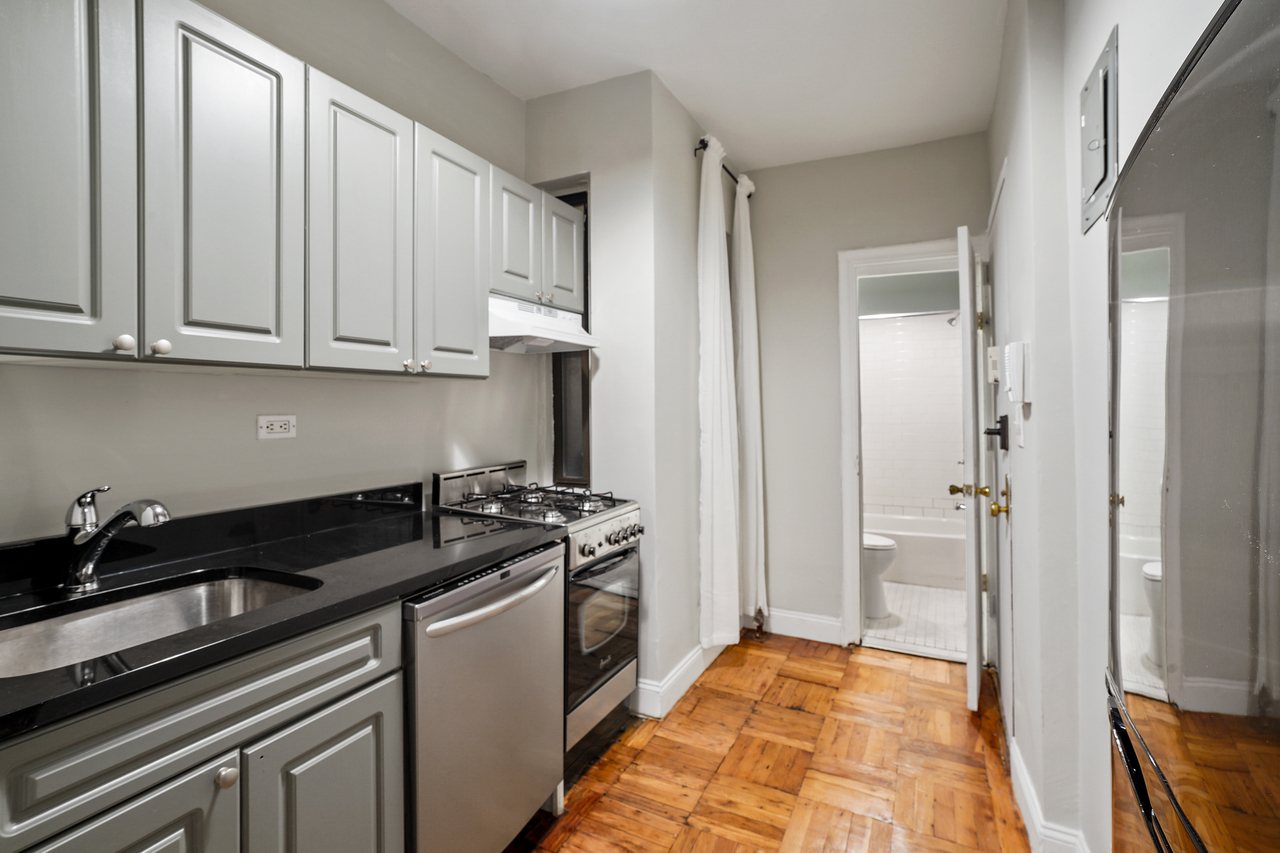  #695: East Village - 1 Bedroom (Full)  -  #695: East Village  - Gallery -  19