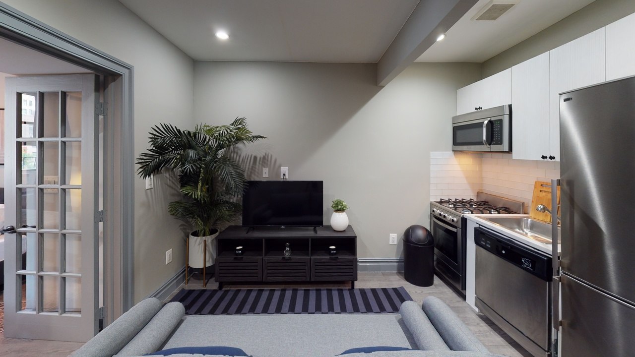 #551: East Village - 1 Bedroom Queen - 17