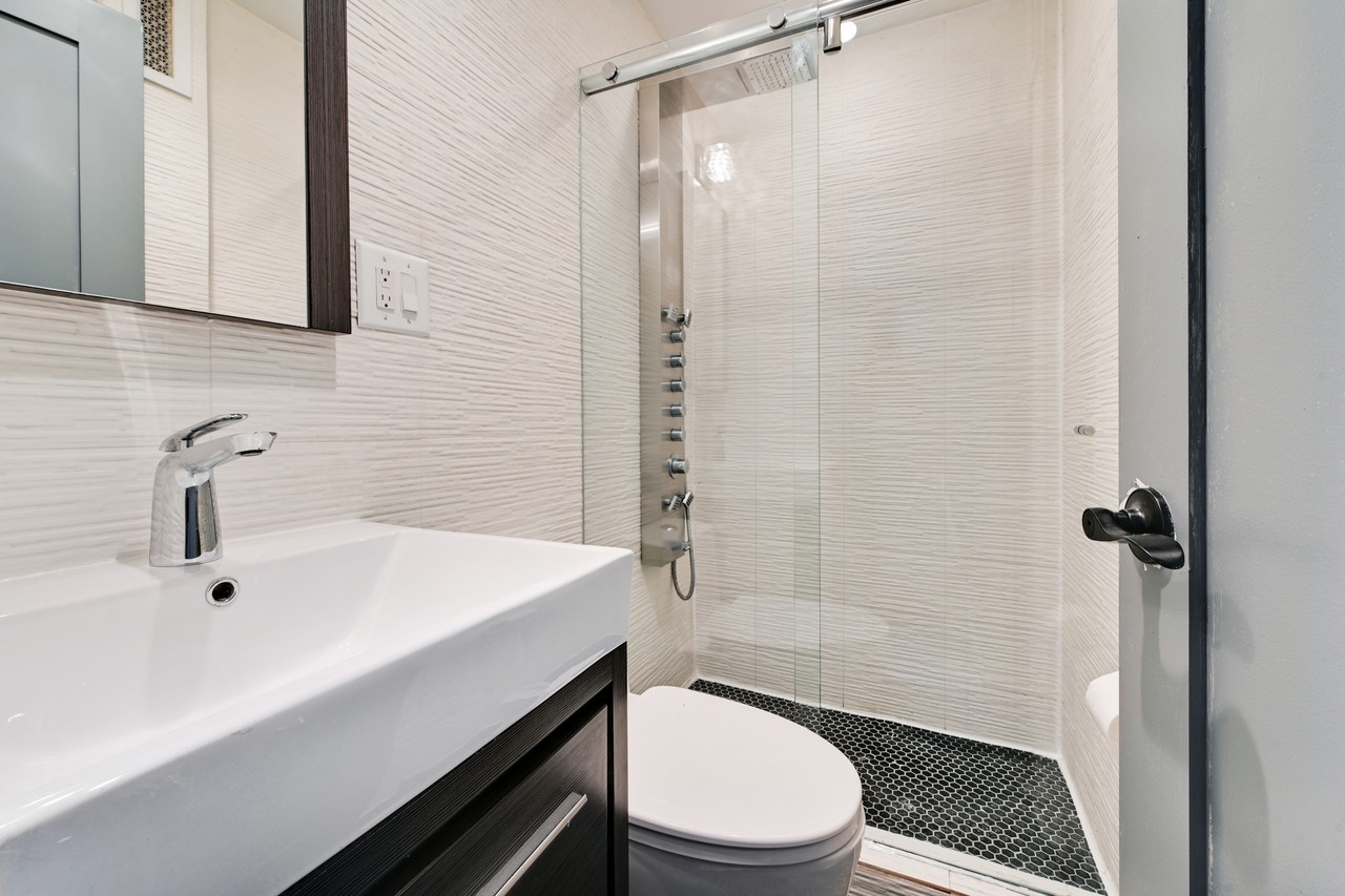 #551: East Village - 1 Bedroom Queen - #551: East Village - Gallery - 1