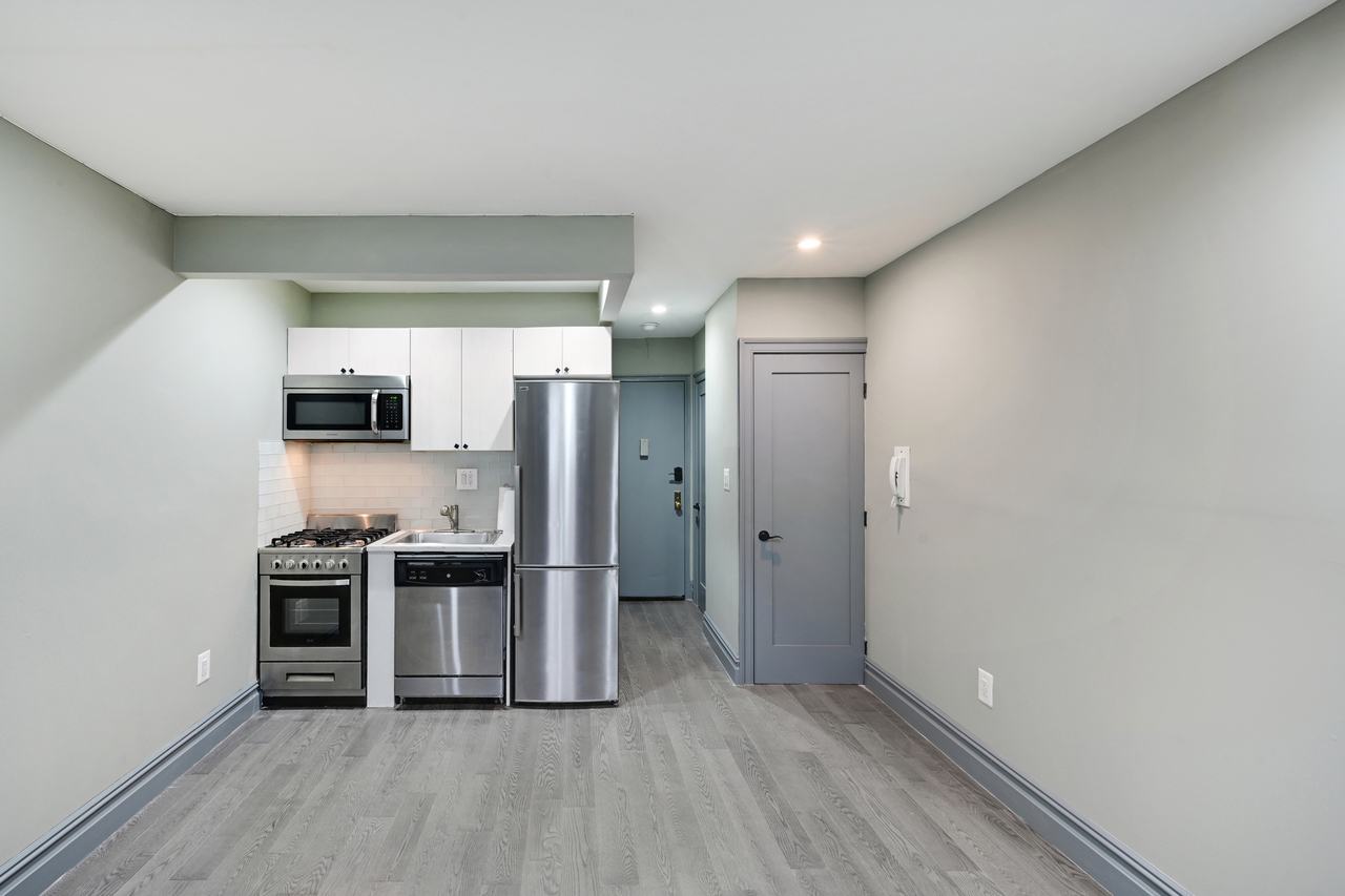 #551: East Village - 1 Bedroom Queen - 16
