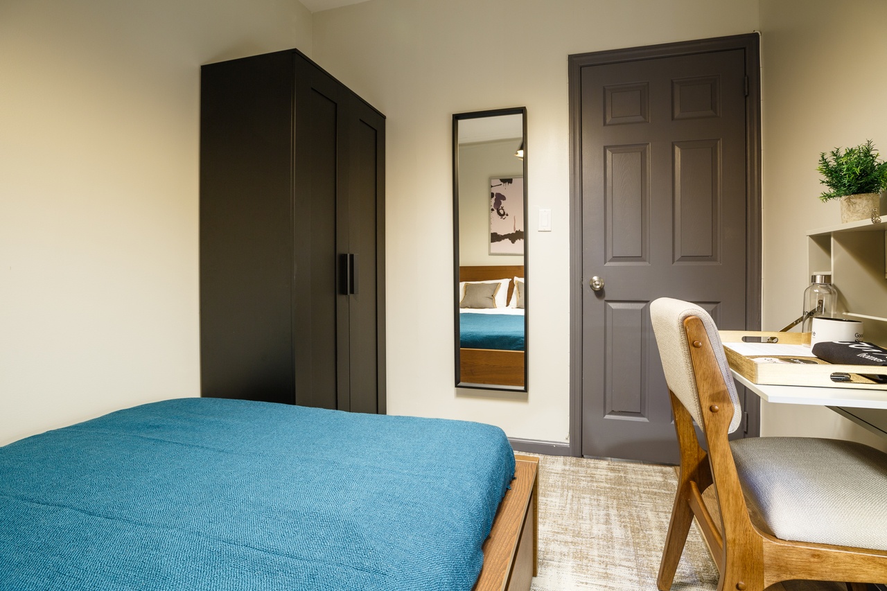 #215: Hell's Kitchen - Full Bedroom A - #215: Hell's Kitchen - Gallery - 9